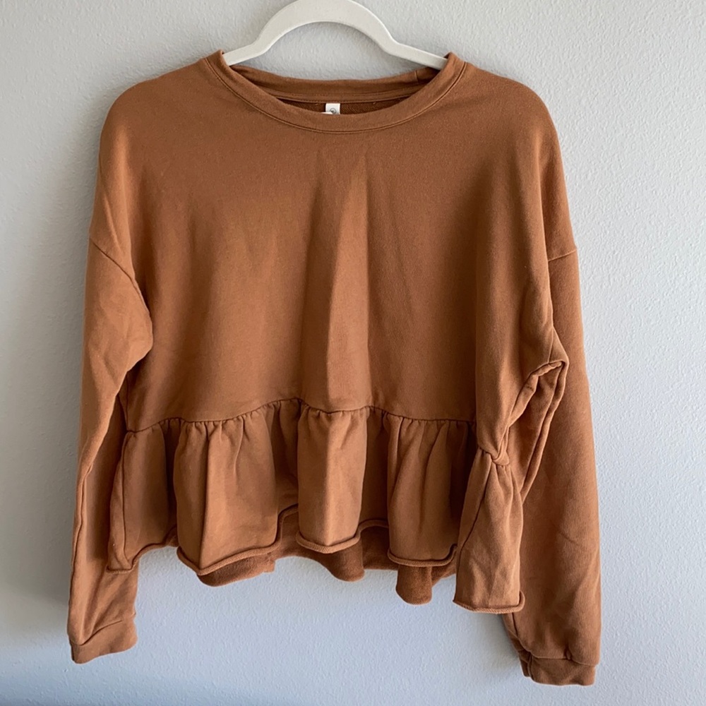 Super cute cropped ruffled bottom sweatshirt. only wore once